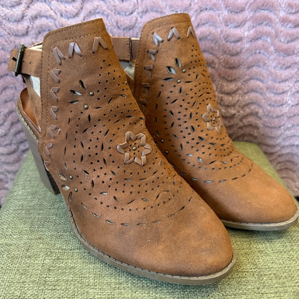 Cute Boho Tan Laser-Cut Ankle Booties FLAWED
